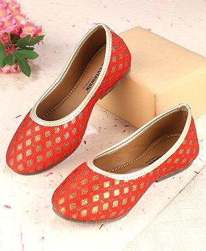 Cute Walk by Babyhug Foil Print Mojaris - Red