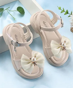 Baby girl white discount sandals size 4