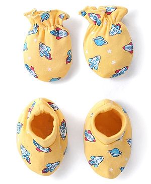 Babyhug 100% Cotton Knit Rocket Printed Mittens & Booties Set - Yellow