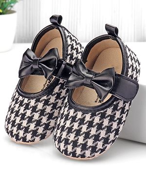 Cute Walk by Babyhug Velcro Closure Booties Bow Applique - Black