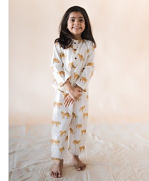 KLINGARU Cotton Woven Full Sleeves Cheetahs Printed Night Suit - White