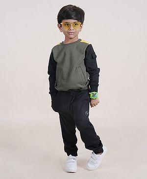 Kiddopanti Fleece Full Sleeves Pocket Detailed Cut & Sew Sweatshirt With Solid Joggers Set - Black & Grey