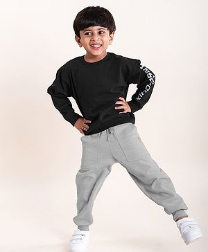 Kiddopanti Fleece Full Sleeves Brand Name Printed Hooded Sweatshirt With Solid Joggers Set - Black & Grey Melange