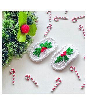 Bobbles & Scallops Christmas Theme Embroidered Holly Set of 2 Snap Clip - White