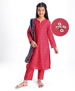 Pine Kids Woven Three Fourth Sleeves Kurta Churidar Set with Dupatta & Floral Embellisment and Lace Detailing - Red