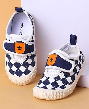 Cute Walk by Babyhug Casual Shoes with Velcro Closure & Checks Design - Navy Blue