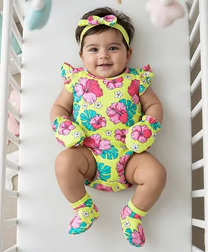 Babyhug 100% Cotton Knit Half Sleeves
                              Onesies with Hairband & Mittens
                              Booties with Floral Print - Yellow