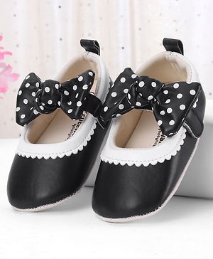 Cute Walk by Babyhug Booties with Velcro Closure & Bow Applique - Black