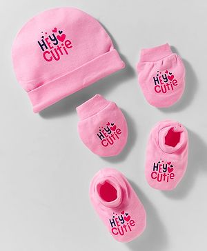 Simply Interlock Knit Cap Mittens & Booties Set with Hey Cutie Text Pink - Diameter 10 cm