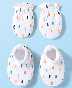 Babyhug 100% Cotton Knit Mittens and Bootie Set with Tree - White