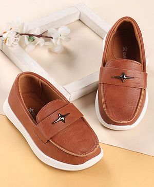 Cute Walk by Babyhug Solid Color Loafers with 3D Applique - Brown