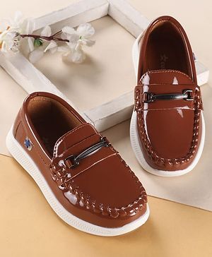 Cute Walk by Babyhug Solid Color Loafers with 3D Applique - Brown
