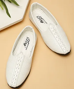 Tiny Bugs Thread Work Detailed Slip On
                      Mojaris - White