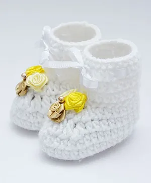 Love Crochet Art Booties With 3 Flowers Applique - White