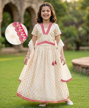 EARTHY TOUCH Woven Half Sleeves Choli
                              Lehenga Set with Dupatta Lace Detailing
                              & Floral Foil Print - Off White