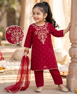 Babyhug Cotton Blend Woven Three
                              Forth Sleeves Foil Printed & Floral
                              Embroidered Kurta Salwar Set With Dupatta
                              - Fuchsia