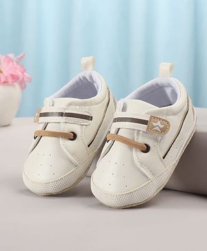 Cute Walk by Babyhug Velcro Closure Solid Booties - White
