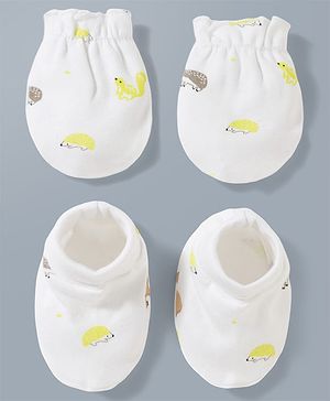 Babyhug 100% Cotton Interlock Knit Mittens & Booties With Squirrel Print - White