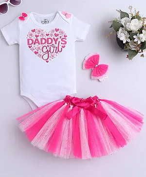 TINY MINY MEE Elastane Knit Half
                              Sleeves Daddys Girl Text Printed Bow
                              Applique Detailed Onesie & Skirt With
                              Headband Set - Multi Colour