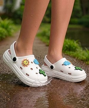 Pine Kids Back Strap Closure Clogs With Applique - White