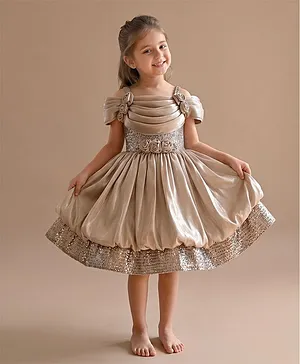 smile baby NX Sequence Knit Cold
                              Shoulder Sleeves Floral Applique Detailed
                              Pleated Dress - Beige