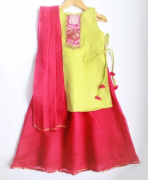 Many frocks & Foil Print Lace Neckline Sleeveless Kurta With Dupatta & Lehenga Set - Green & Pink