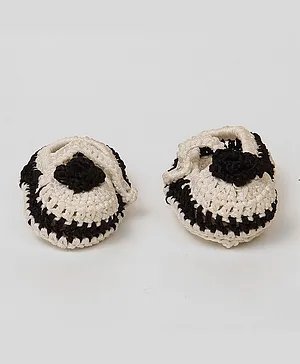 USHA ENTERPRISES Hand Knitted Flower Pattern Booties - Black
