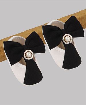 Daizy Elegant Bow With Pearl Booties - Black & White