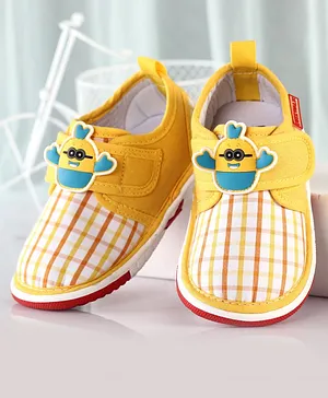 Cute Walk by Babyhug Checkered Casual Shoes  - Yellow