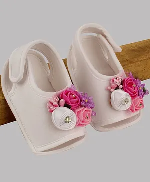 Daizy Flowers Design Sandal Style Booties - White