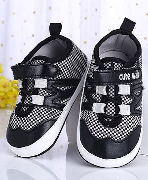 Cute Walk by Babyhug Booties - Black