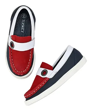 TUSKEY Solid Loafers - Red