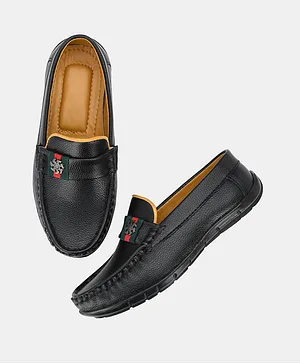 TUSKEY Solid Loafers - Black