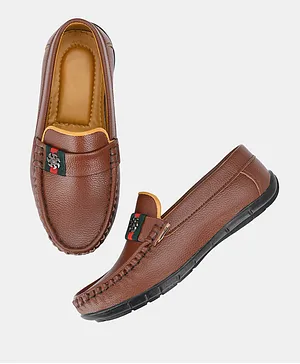 TUSKEY Solid Loafers - Brown