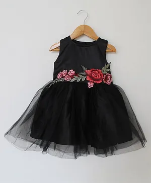 Woonie Sleeveless Flower Patch Detailing Dress - Black