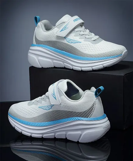 walking shoes with velcro fastening