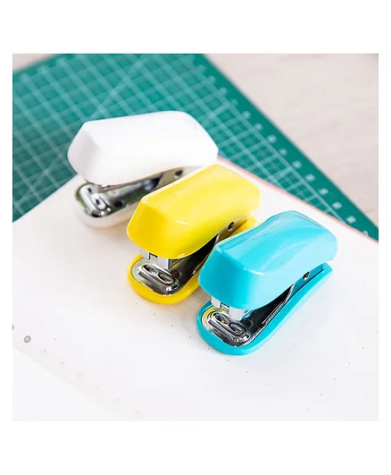 Deli Mini Stapler (Colour May Vary)