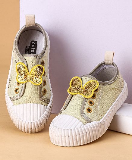 cute walk by babyhug canvas shoes