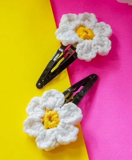 Bobbles & Scallops Pair Of Small Daisy Snap Clips - White