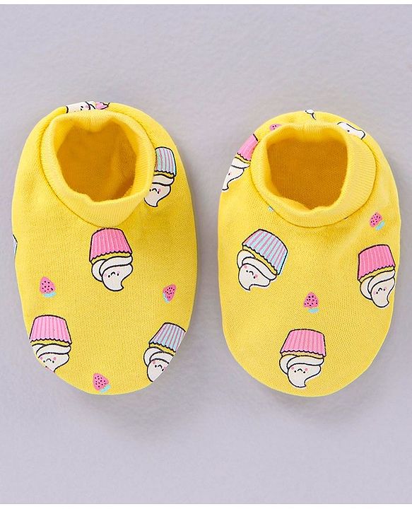 Babyhug 100% Cotton Cap Mittens & Booties Set Cupcakes Print Yellow - Circumference 33 cm