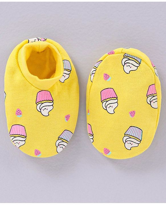 Babyhug 100% Cotton Cap Mittens & Booties Set Cupcakes Print Yellow - Circumference 33 cm