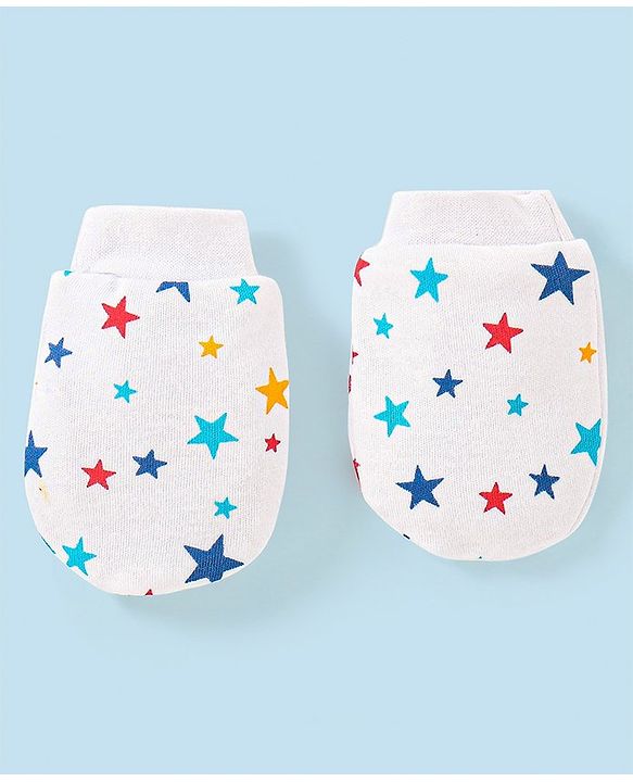 Babyhug 100% Cotton Stars Printed Cap Mittens & Booties - Cap Diameter 13 cm