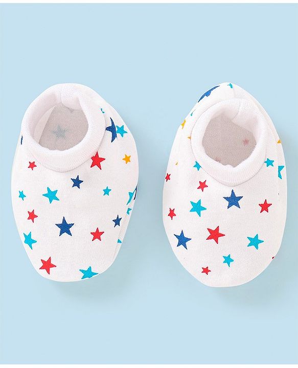 Babyhug 100% Cotton Stars Printed Cap Mittens & Booties - Cap Diameter 13 cm