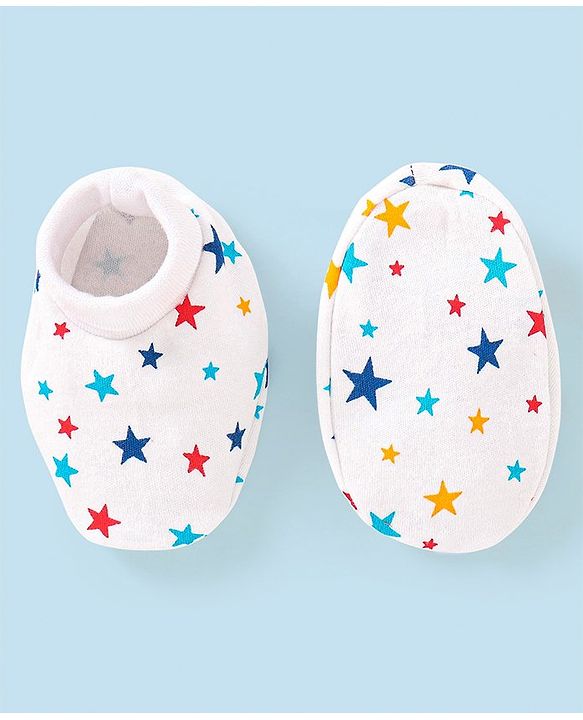 Babyhug 100% Cotton Stars Printed Cap Mittens & Booties - Cap Diameter 13 cm