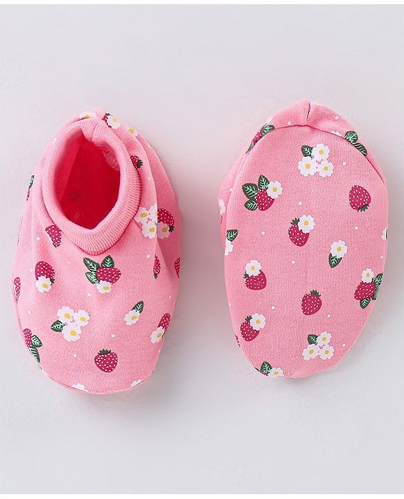 Babyhug 100% Cotton Cap Mittens & Booties Strawberry Printed - Diameter 11 cm