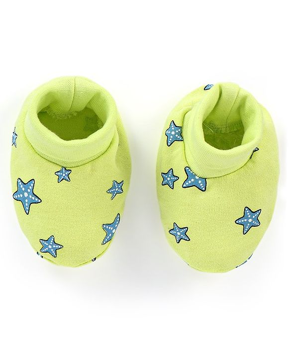 Babyhug 100% Cotton Cap Mittens & Booties Star Fish Print Green- Diameter 12.5 cm