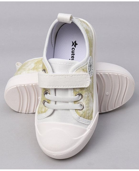 Cute Walk by Babyhug Velcro Closure Casual Shoes - Off White