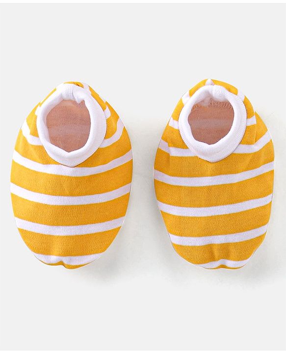 Babyhug 100% Cotton Knit Half Sleeves Onesie with Diaper Pants Cap Mittens & Booties Giraffe Print - Grey & Yellow