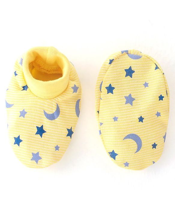 Babyhug 100% Cotton Cap Mittens & Booties Moon & Stars Print Yellow- Diameter 9.5 cm