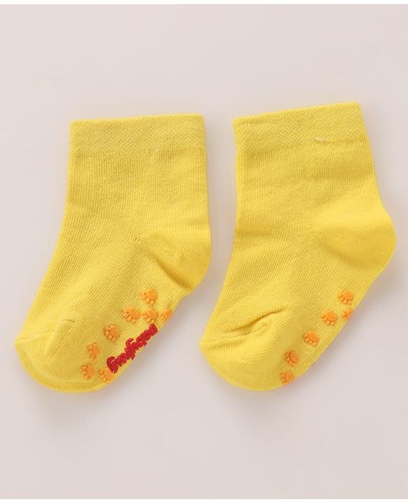 Cutewalk by Babyhug Cotton Anti-Bacterial Anti-Skid Ankle Length Striped & Giraffe Design Socks Pack of 3 - Yellow & Grey